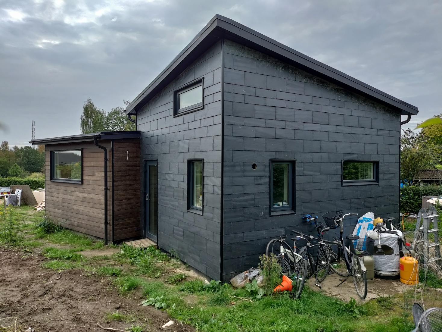 Formen kommer for alvor til sin ret på Flemmings kolonihavehus når vi ser det fra alle vinkler. Her 'tårner' huset sig op i sine fulde 4,5 meters højde.