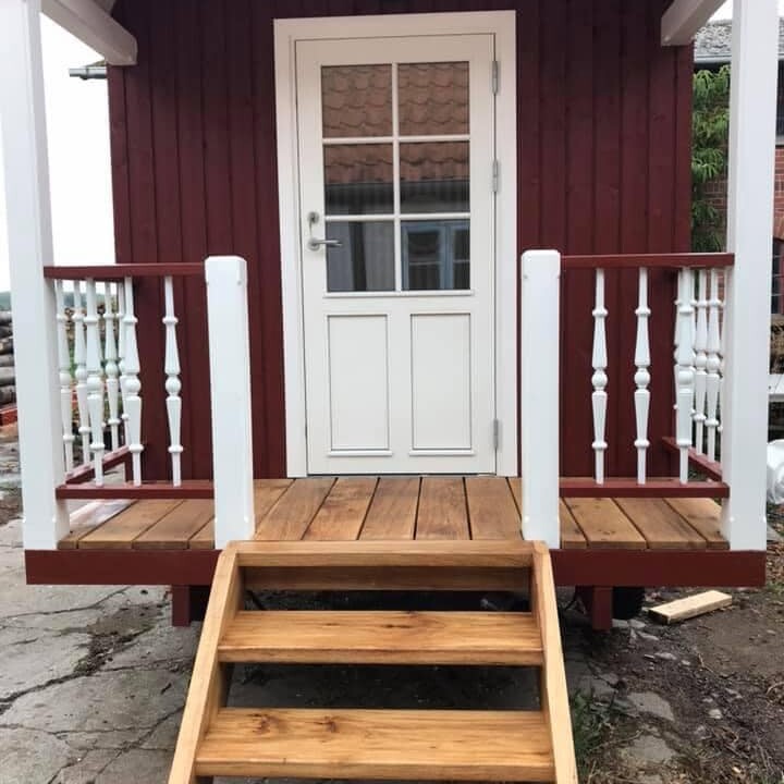 Veranda/balkon/terrasse på smuk svensk-rød cirkusvogn i nostalgiske farver